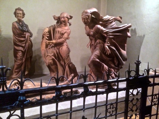 Niccolo dell´Arca: die Dame ganz rechts der Figurengruppe "Beweinung des toten Jesus" ist Maria Magdalena