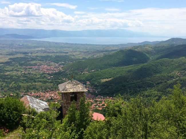Blick von den Hängen des Jablanica-Massivs auf den Ohridsee