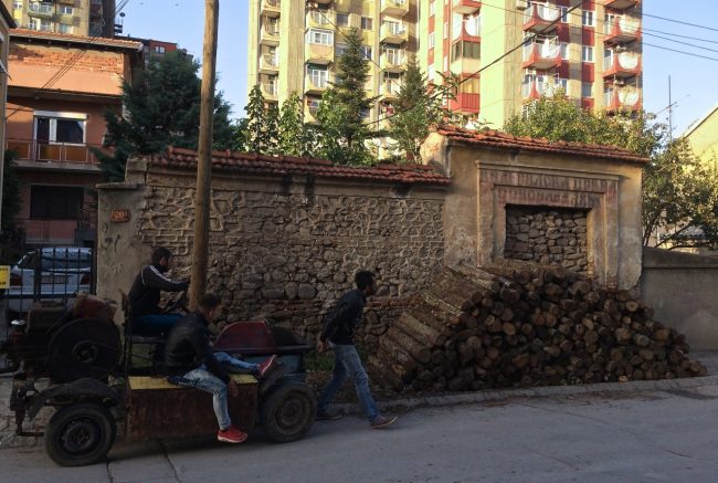 Es gibt in Bitola eine Art Fahrzeugstrich, dort kann man vom Lastwagen bis hin zum selbstgebauten Gefährt samt Besatzung anmieten, was grad so nötig ist. Zum Beispiel zum Holzabholen. 